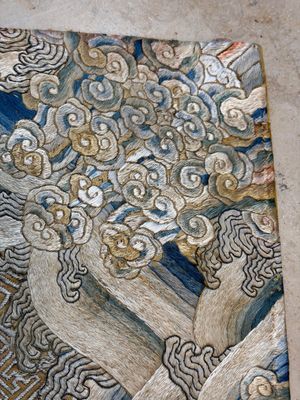 A Chinese cream-ground embroidered silk panel with bats, floral scrolls, waves and rockwork, 19th C. — foto 1