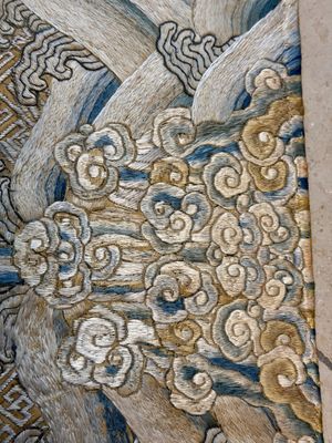 A Chinese cream-ground embroidered silk panel with bats, floral scrolls, waves and rockwork, 19th C. — foto 2