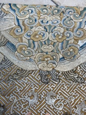 A Chinese cream-ground embroidered silk panel with bats, floral scrolls, waves and rockwork, 19th C. — foto 3