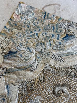 A Chinese cream-ground embroidered silk panel with bats, floral scrolls, waves and rockwork, 19th C. — foto 4
