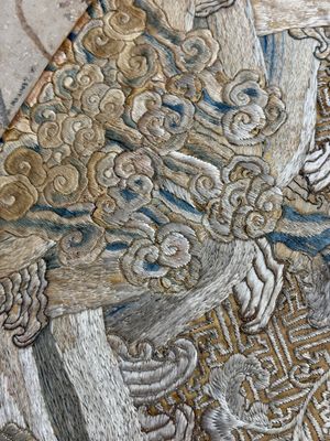 A Chinese cream-ground embroidered silk panel with bats, floral scrolls, waves and rockwork, 19th C. — foto 5