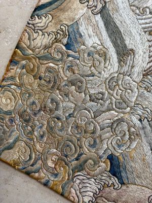 A Chinese cream-ground embroidered silk panel with bats, floral scrolls, waves and rockwork, 19th C. — foto 6