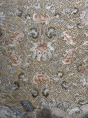 A Chinese cream-ground embroidered silk panel with bats, floral scrolls, waves and rockwork, 19th C. — foto 7