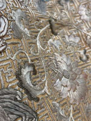 A Chinese cream-ground embroidered silk panel with bats, floral scrolls, waves and rockwork, 19th C. — foto 8