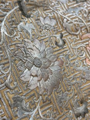 A Chinese cream-ground embroidered silk panel with bats, floral scrolls, waves and rockwork, 19th C. — foto 9