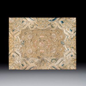 A Chinese cream-ground embroidered silk panel with bats, floral scrolls, waves and rockwork, 19th C. — foto 1