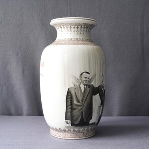A Chinese Cultural Revolution vase depicting communism in Albania, 20th C. — 照片 8