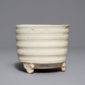 A Chinese cylindrical qingbai tripod incense burner, Song or Yuan — 照片 2