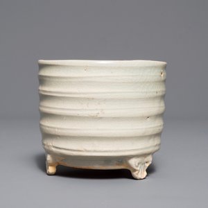 A Chinese cylindrical qingbai tripod incense burner, Song or Yuan — 照片 5