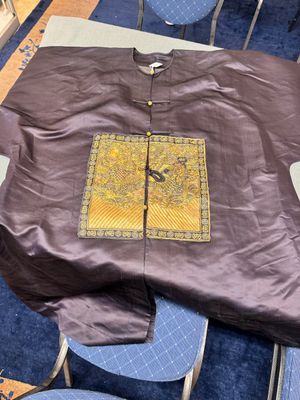 A Chinese dark blue silk overcoat with gold thread embroidered 'rank badges' with wild geese, 19th C. — 照片 1