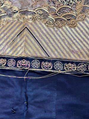 A Chinese dark blue silk overcoat with gold thread embroidered 'rank badges' with wild geese, 19th C. — 照片 9