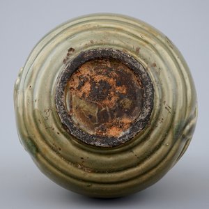 A Chinese dark celadon glazed vase with fish, 19/20th C. — 照片 5