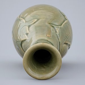 A Chinese dark celadon glazed vase with fish, 19/20th C. — 照片 6