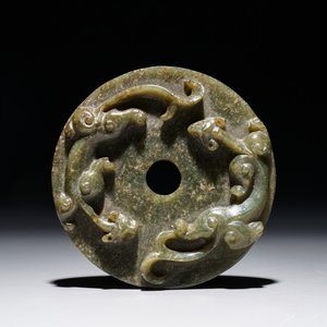 A Chinese dark green jade bi disc with chilong, 19/20th C. — 照片 1
