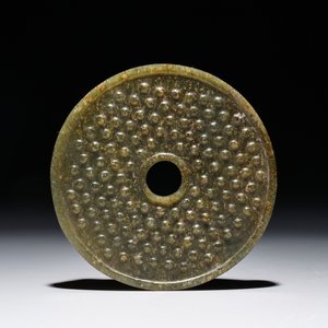 A Chinese dark green jade bi disc with chilong, 19/20th C. — 照片 2