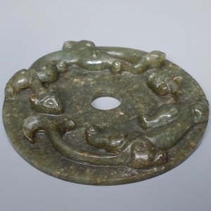 A Chinese dark green jade bi disc with chilong, 19/20th C. — 照片 3