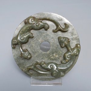 A Chinese dark green jade bi disc with chilong, 19/20th C. — 照片 5