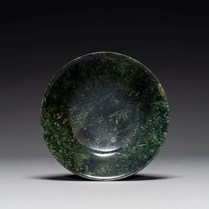 A Chinese dark green jade bowl, 18th C. — 照片 1
