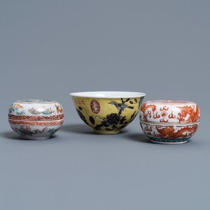 A Chinese Dayazhai yellow-ground bowl and two seal paste boxes, 19th C. — 照片 1