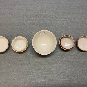 A Chinese Dayazhai yellow-ground bowl and two seal paste boxes, 19th C. — 照片 15