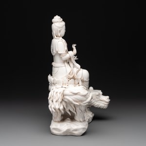 A Chinese Dehua blanc de Chine Bodhisattva seated on a Buddhist lion, 20th C. — photo 3
