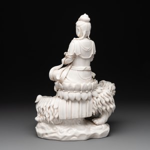 A Chinese Dehua blanc de Chine Bodhisattva seated on a Buddhist lion, 20th C. — photo 4