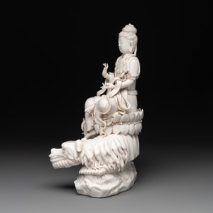 A Chinese Dehua blanc de Chine Bodhisattva seated on a Buddhist lion, 20th C. — photo 5