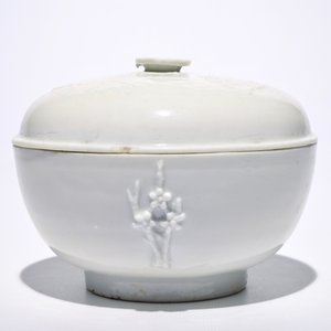 A Chinese Dehua blanc de Chine bowl and cover with applied decoration, 19th C. — photo 4