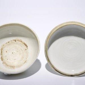A Chinese Dehua blanc de Chine bowl and cover with applied decoration, 19th C. — photo 5
