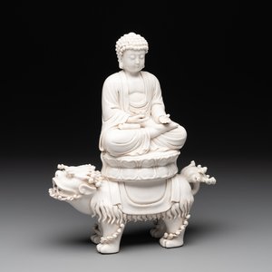 A Chinese Dehua blanc de Chine Buddha seated on a lion, 20th C. — photo 1