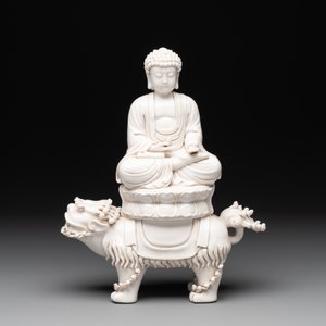 A Chinese Dehua blanc de Chine Buddha seated on a lion, 20th C. — photo 2