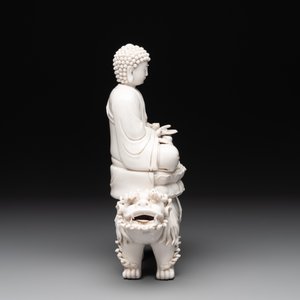 A Chinese Dehua blanc de Chine Buddha seated on a lion, 20th C. — photo 3