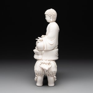 A Chinese Dehua blanc de Chine Buddha seated on a lion, 20th C. — photo 5