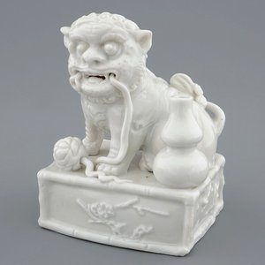 A Chinese Dehua blanc de Chine buddhist lion joss stick holder, 18/19th C. — photo 1