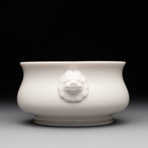 A Chinese Dehua blanc de Chine censer, Xuande mark, 18th C. — photo 4