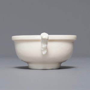 A Chinese Dehua blanc de Chine cup with applied design, Kangxi — 照片 3