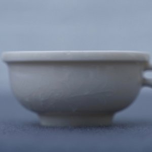 A Chinese Dehua blanc de Chine cup with applied design, Kangxi — 照片 8