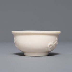 A Chinese Dehua blanc de Chine cup with applied design, seal mark, Kangxi — 照片 4