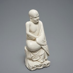 A Chinese Dehua blanc de Chine figure of a Luohan, 19th C. — 照片 7