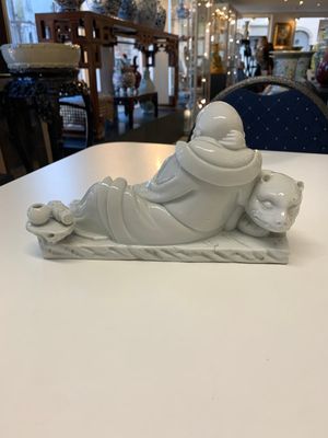 A Chinese Dehua blanc de Chine figure of a Luohan reclining on a tiger, Dehua and Bo Ji Yu Ren 博及漁人 mark, 20th C. — photo 3