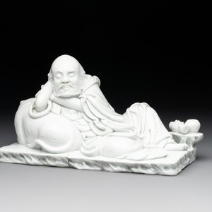 A Chinese Dehua blanc de Chine figure of a Luohan reclining on a tiger, Dehua and Bo Ji Yu Ren 博及漁人 mark, 20th C. — photo 1