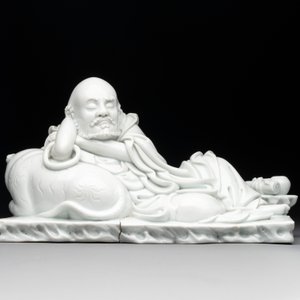 A Chinese Dehua blanc de Chine figure of a Luohan reclining on a tiger, Dehua and Bo Ji Yu Ren 博及漁人 mark, 20th C. — photo 2