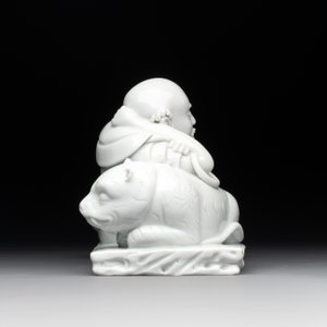 A Chinese Dehua blanc de Chine figure of a Luohan reclining on a tiger, Dehua and Bo Ji Yu Ren 博及漁人 mark, 20th C. — photo 3