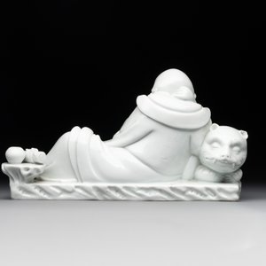 A Chinese Dehua blanc de Chine figure of a Luohan reclining on a tiger, Dehua and Bo Ji Yu Ren 博及漁人 mark, 20th C. — photo 4