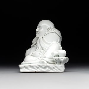 A Chinese Dehua blanc de Chine figure of a Luohan reclining on a tiger, Dehua and Bo Ji Yu Ren 博及漁人 mark, 20th C. — photo 5