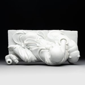 A Chinese Dehua blanc de Chine figure of a Luohan reclining on a tiger, Dehua and Bo Ji Yu Ren 博及漁人 mark, 20th C. — photo 6