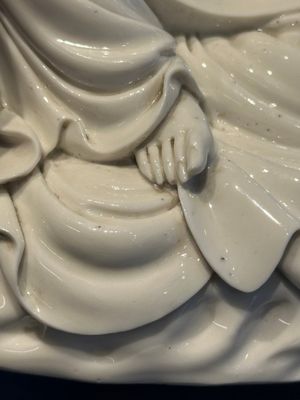 A Chinese Dehua blanc de Chine figure of a seated Guanyin on wooden stand, 19/20th C. — photo 12