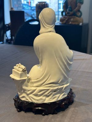 A Chinese Dehua blanc de Chine figure of a seated Guanyin on wooden stand, 19/20th C. — photo 3