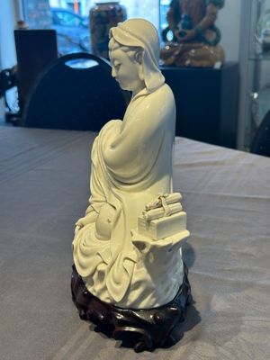 A Chinese Dehua blanc de Chine figure of a seated Guanyin on wooden stand, 19/20th C. — photo 4