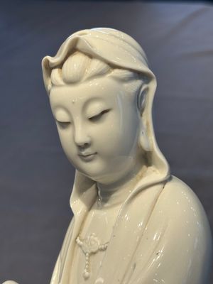 A Chinese Dehua blanc de Chine figure of a seated Guanyin on wooden stand, 19/20th C. — photo 5